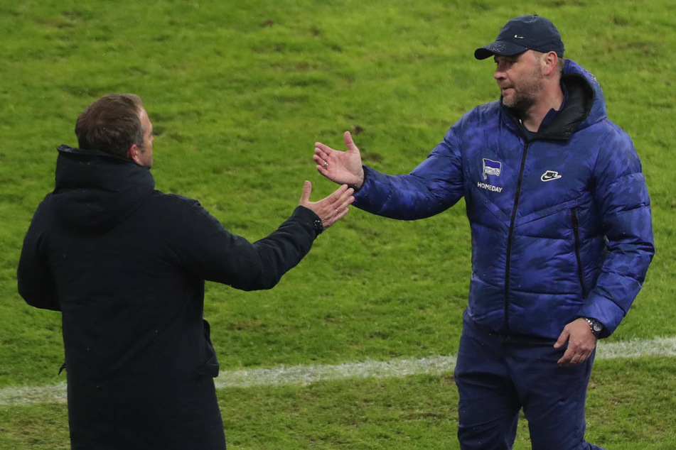 Nach dem Spiel gegen den FC Bayern München verabschiedet sich Hertha-Coach Pal Dardai (44, r.) von seinem Trainerkollegen Hansi Flick (56). Der Ungar schloss am Donnerstag eine Rückkehr von Vedad Ibisevic zu Hertha BSC aus.