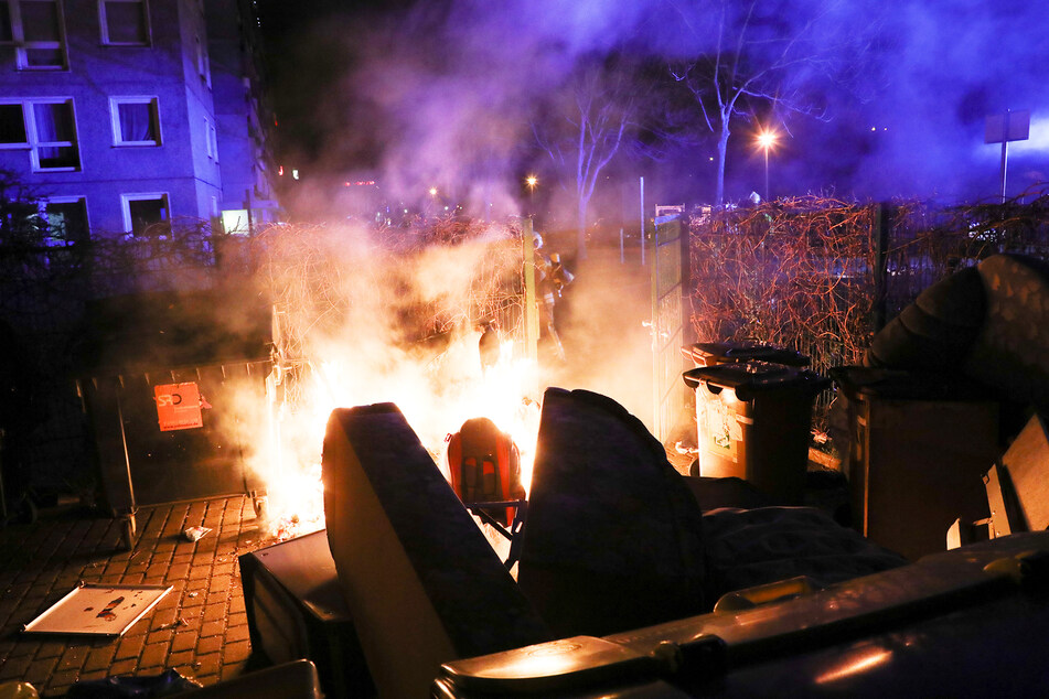 Auch auf der Harthaer Straße stand ein Müllcontainer in Flammen.