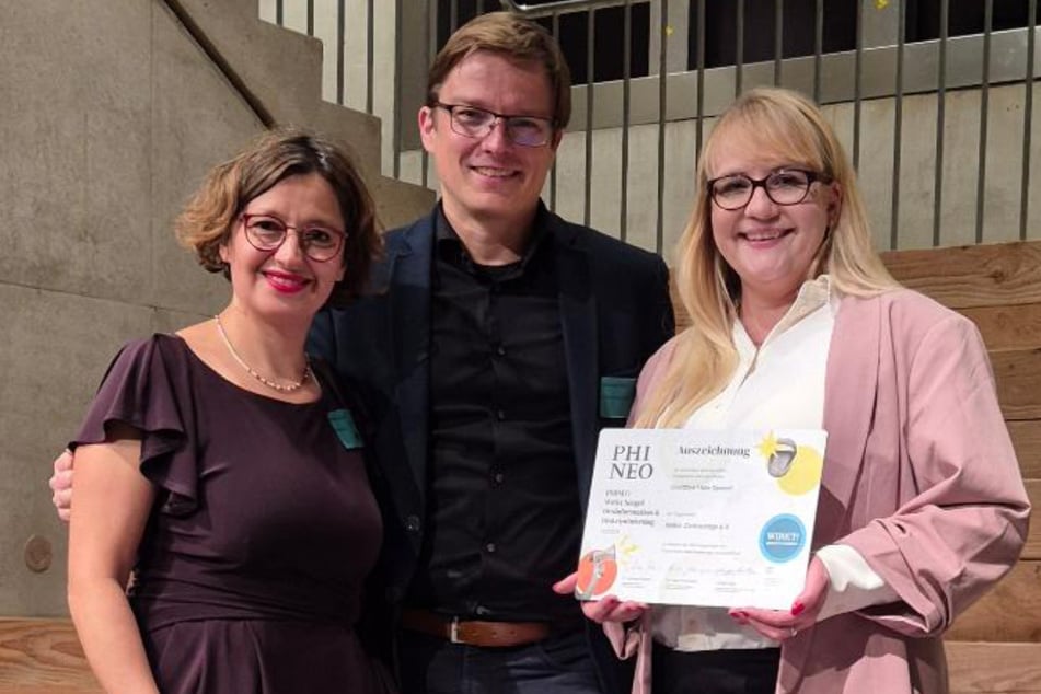 Wiebke Gülcibuk (Phineo) hat Sebastian Reißig und Marie Theres Ueberlein (r.) von der "Aktion Zivilcourage" für ihre Bildungsarbeit geehrt.