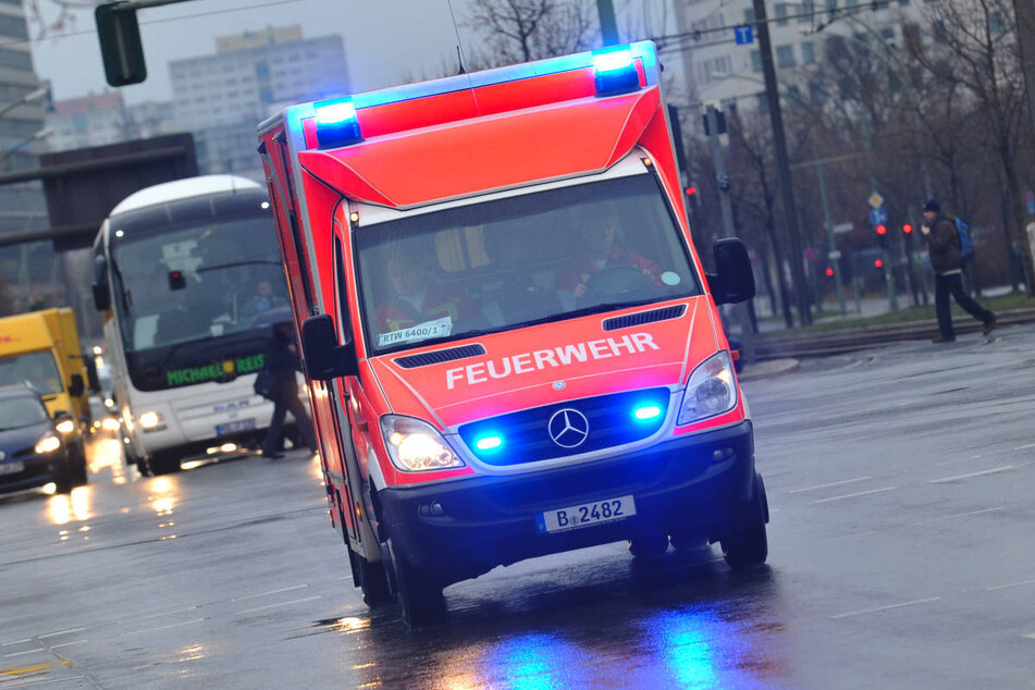 Die 33-Jährige wurde vom Rettungsdienst ins Virchow-Klinikum gebracht, wo Ärzte bei einer Notoperation stundenlang um ihr Leben kämpften. (Symbolfoto)