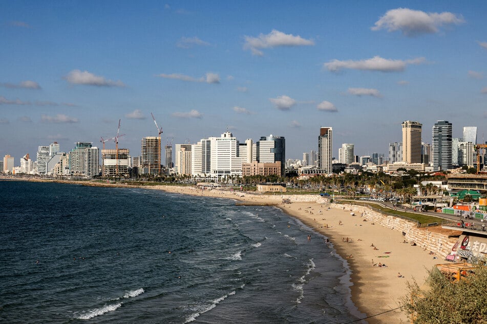 Ein kleines Stückchen Normalität inmitten des Krieges: Menschen am Strand von Tel Aviv.