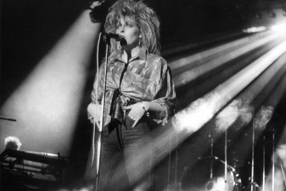 Die "DDR-Sängerin" Tamara Danz (†43 im Jahr 1996) sang beim Konzert der Gruppe "Silly" am 11. Januar 1986 im Ost-Berliner Palast der Republik anlässlich der Veranstaltung "Rock für den Frieden".