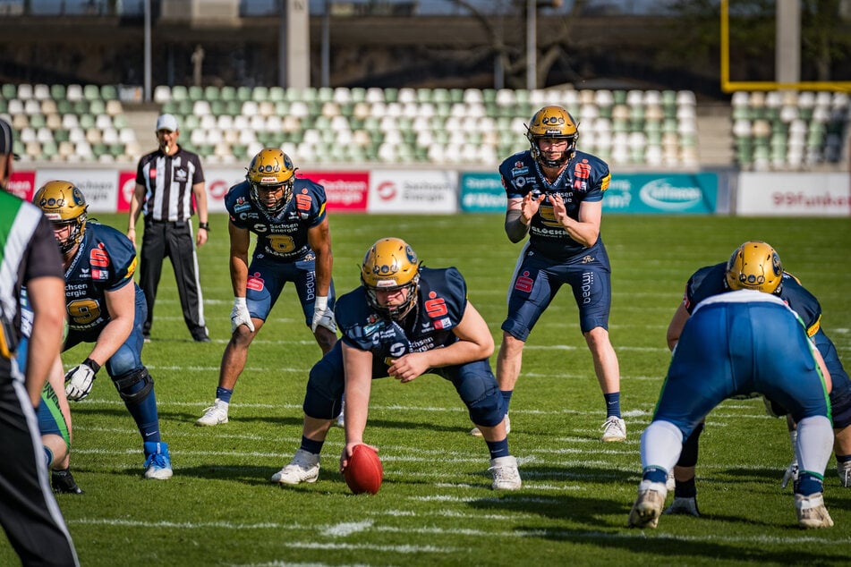 Star-Quarterback Rocky Lombardi (27, 2.v.r.) bekommt mehr Spielzeit.