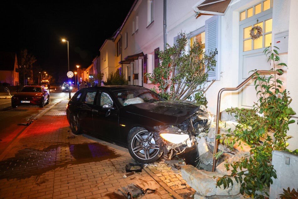 Ein BMW landete nach Kollision mit einem Volvo an der Eingangstür von Eva-Maria Werner.