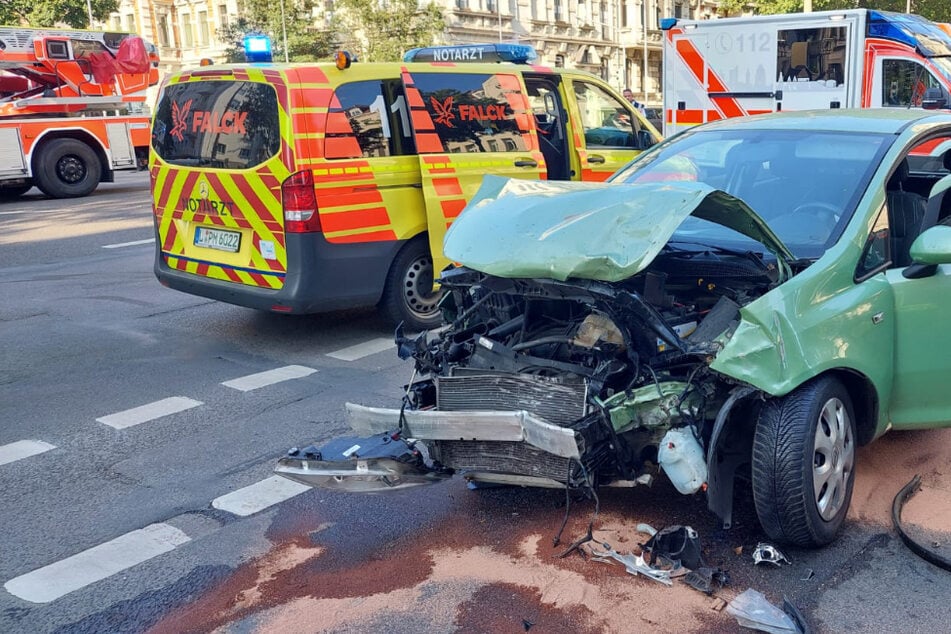 Zwei Frauen und zwei Kinder bei Autounfall im Leipziger Süden verletzt
