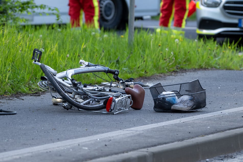 Der Radfahrer (68) stürzte durch den Zusammenstoß und verletzte sich tödlich. (Symbolfoto)