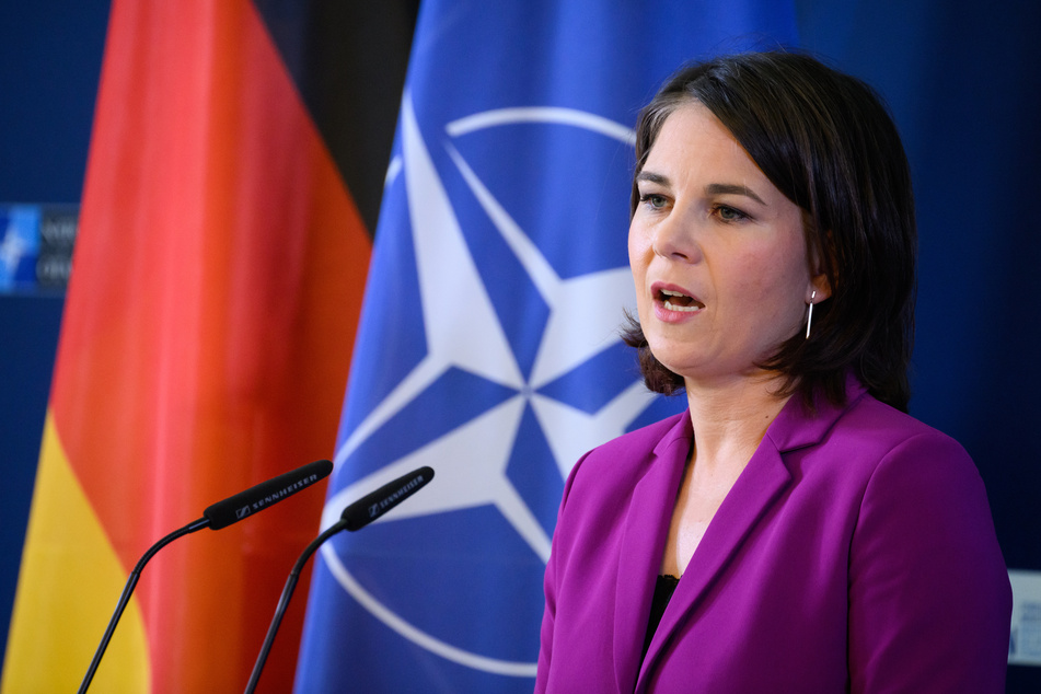 Außenministerin Annalena Baerbock (41, Grüne) versichert, dass Deutschland weiterhin an Waffenlieferungen für die Ukraine arbeitet.