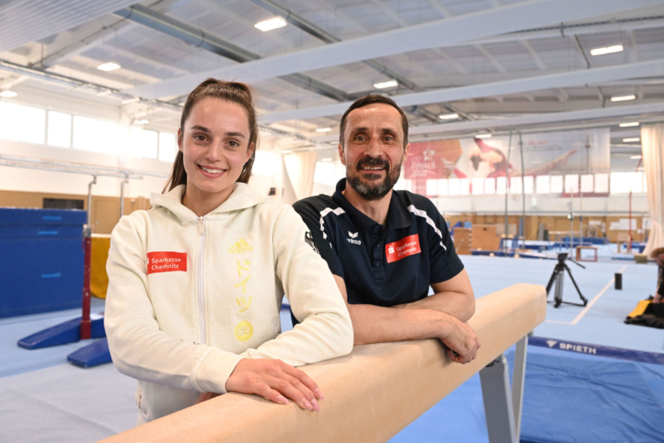 Pauline Schäfer-Betz (26), hier mit ihrem Trainer Kay-Uwe Temme (46), wurde 2017 Weltmeisterin am Schwebebalken.