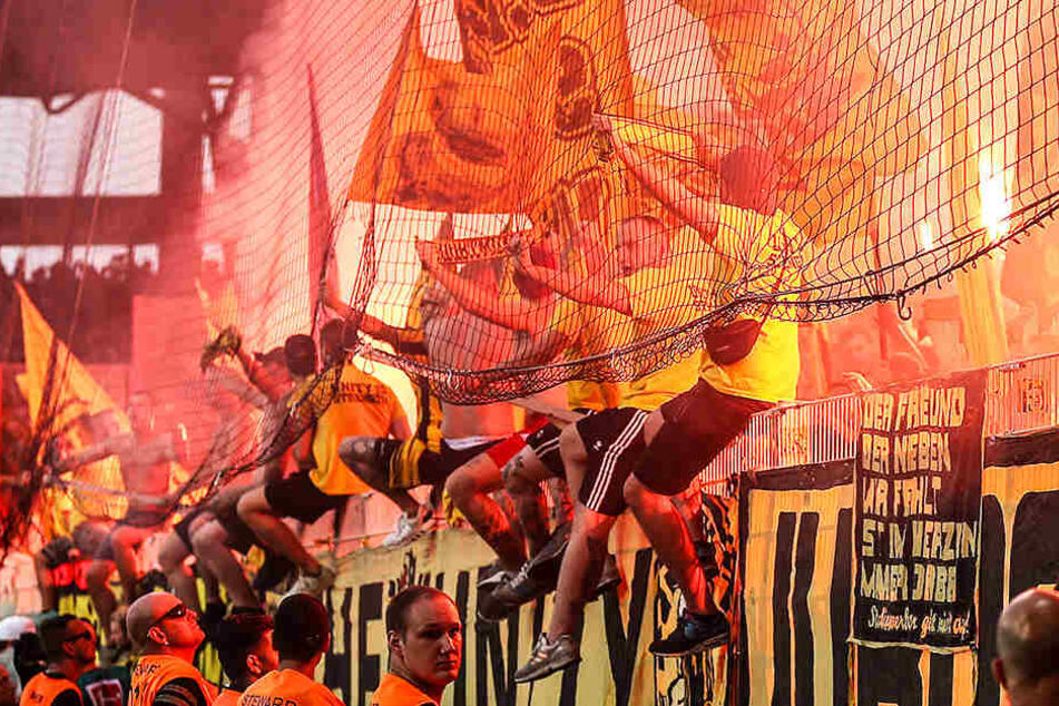 Beim Auswärtsspiel des BVB beim 1. FC Union Berlin war im Gästeblock eine Menge los.