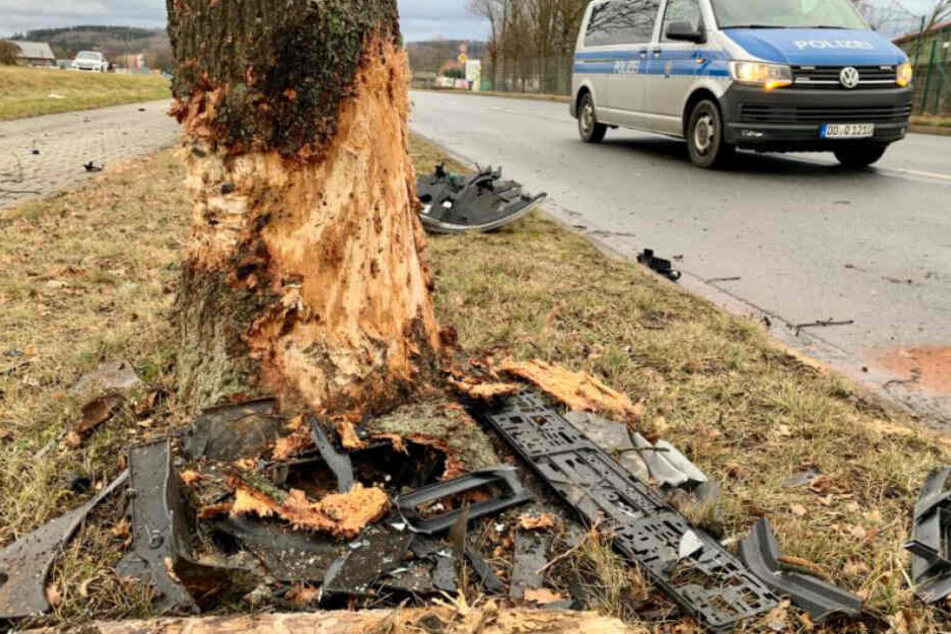 Auch der Baum wurde stark in Mitleidenschaft gezogen und ist von dem wuchtigen Aufprall des Fahrzeugs gezeichnet.