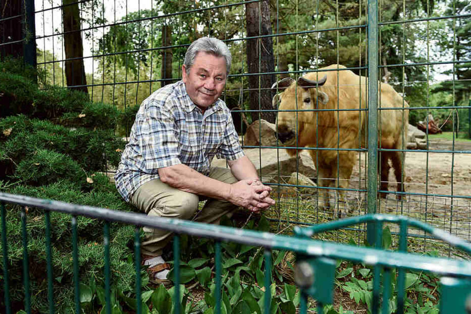 Er schaut so dankbar, als wolle er sich bei Karl-Heinz Kupko (73) für die finanzielle Unterstützung erkenntlich zeigen: Goldtakin Shen (9) ist das Patentier des Kurt-Schlosser-Bergsteigerchors.