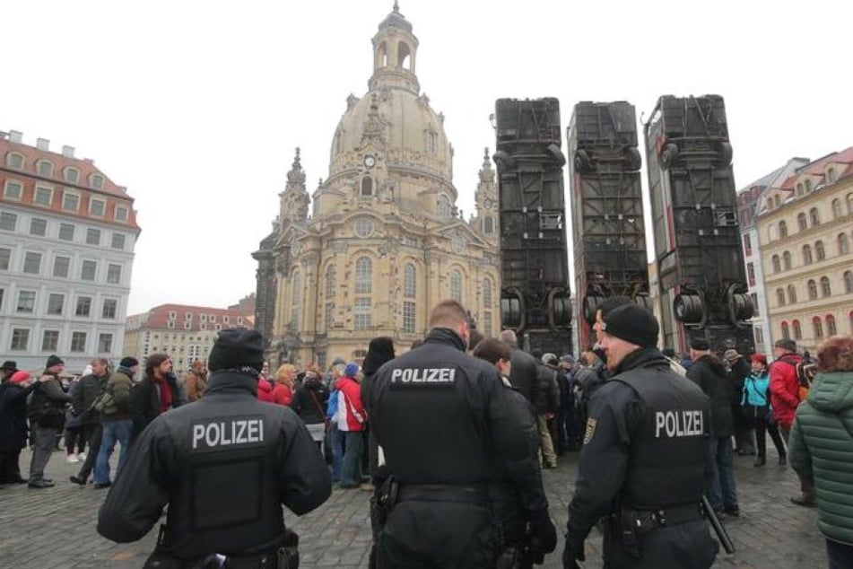 Das Kunstwerk „Monument“ vor der Frauenkirche steht jetzt unter Polizeischutz (Foto von Dienstag, 7.2.)