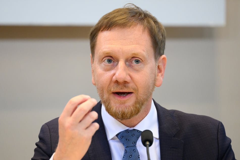 Michael Kretschmer (49, CDU) strebt als Regierungs-Chef seine Wiederwahl im Landtag an. Diese geheime Abstimmung gewinnt er nur mit einer Mehrheit. Ist ein weiterer Wahlgang erforderlich, gilt die Mehrheit der abgegebenen Stimmen.