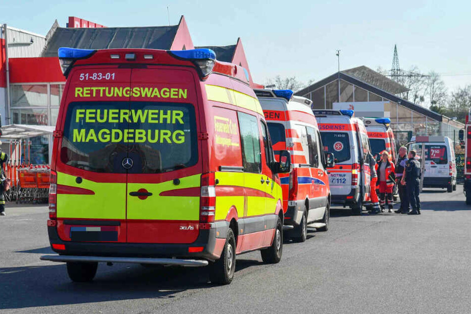 Zwei Menschen mussten wegen Rauchgasvergiftung behandelt werden.