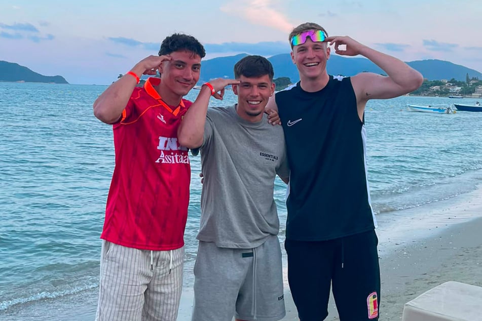 Anton Rücker, Maurizio Grimaldi und Johannes Pistol (v.l.) grüßen vom Strand von Zakynthos.