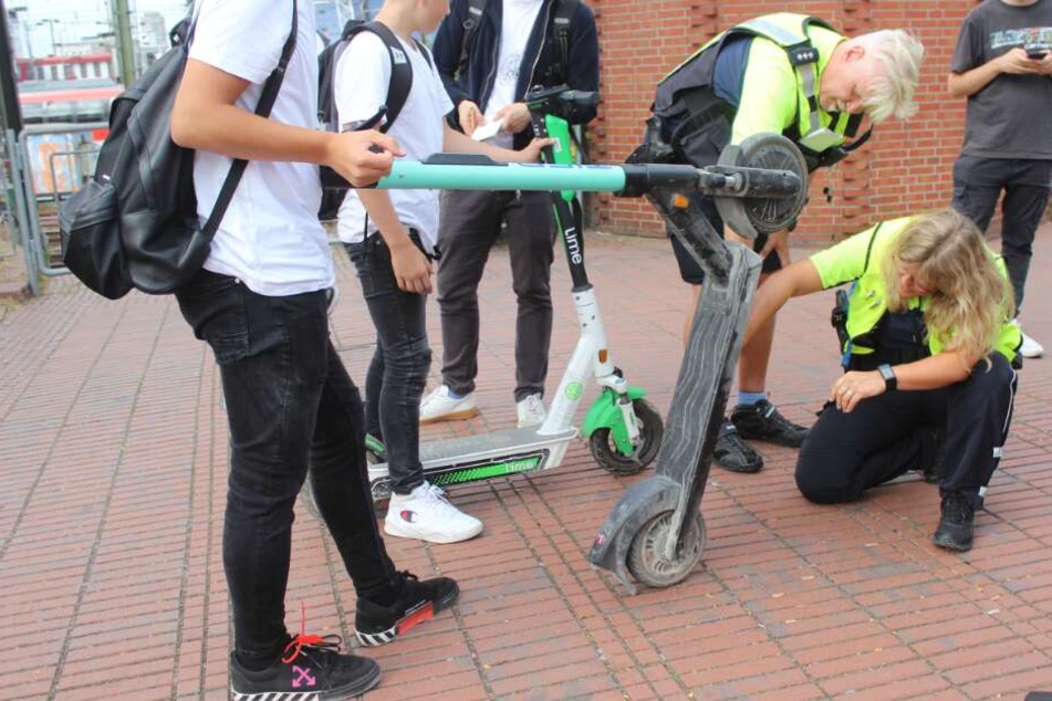 Bei den Kontrollen guckten die Beamten ganz genau hin.