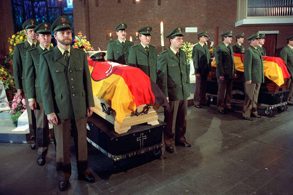 Am 24. Oktober 1991 halten Beamte der Polizeiwache Totenwache an den mit Flaggen bedeckten Särgen.