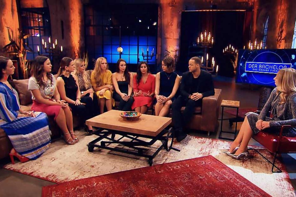 In der Sendung bei RTL sahen sich etliche Bachelor-Kandidatinnen Wochen nach dem Dreh wieder. Eva musste neben der Gewinnerin Jennifer sitzen.