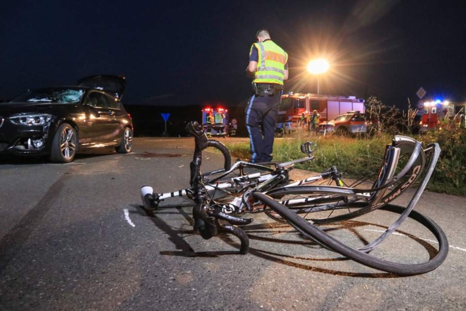 Der Radfahrer schwebt nach dem Zusammenstoß trotz Helm in Lebensgefahr.