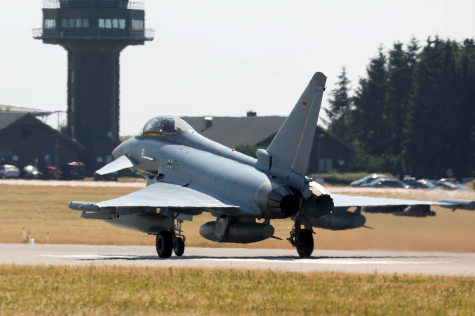 Ein Eurofighter hebt am Flughafen Rostock-Laage ab, um an der Luftwaffenübung "Air Defender 2023" teilzunehmen.