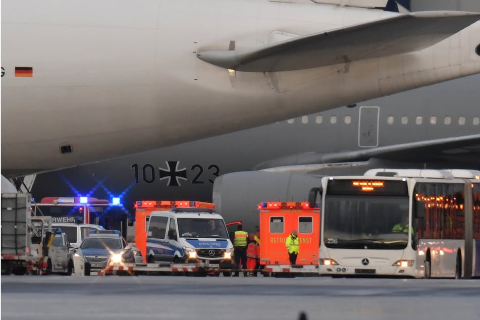 Nach der Kollision mussten die etwa 90 Passagiere in einen Ersatzbus umsteigen. Verletzt wurde zum Glück niemand. (Symbolbild)
