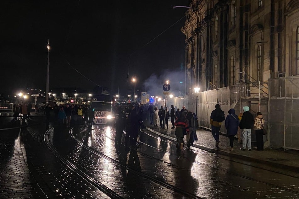 Auch Pyrotechnik ist laut Vorort-Bericht im Einsatz.