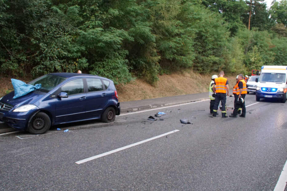 Der junge Biker wurde von dieser A-Klasse überrollt. Die Feuerwehr musste den Wagen anheben, um den 22-Jährigen zu bergen.