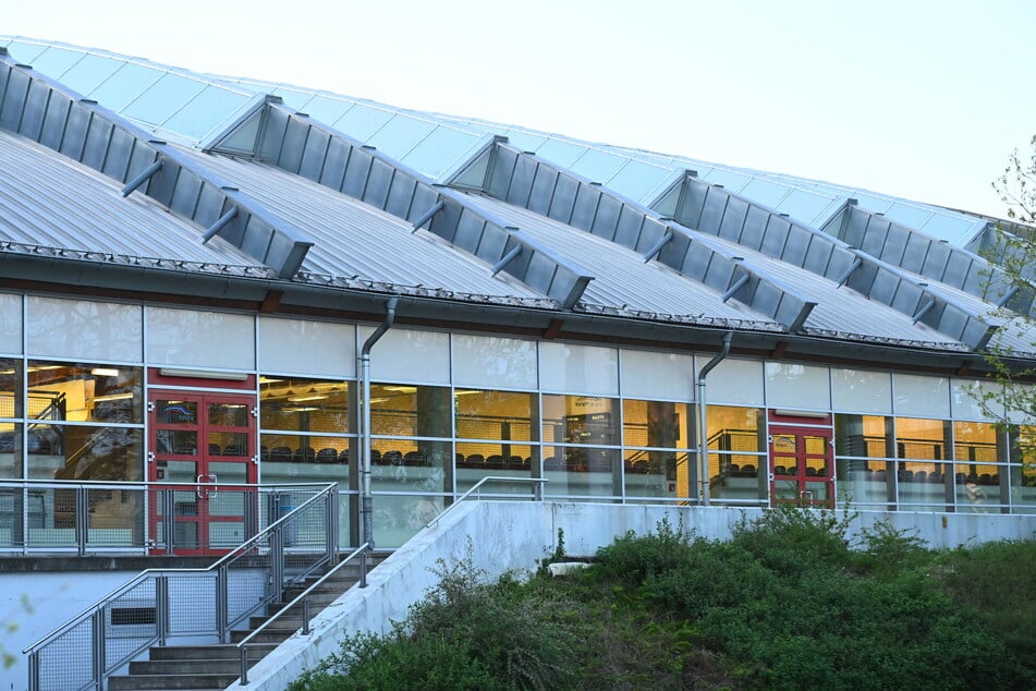 Schon seit Jahren regnet es bei entsprechender Wetterlage in die Halle hinein, das Dach konnte immer nur notdürftig geflickt werden.