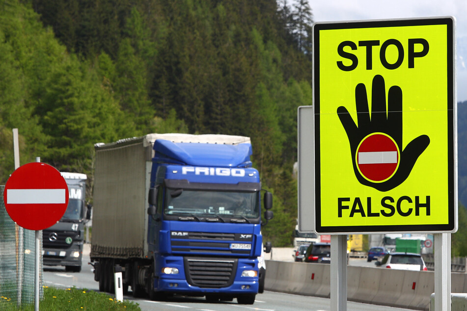 Der Autofahrer konnte selbst nicht erklären, weshalb er in falscher Richtung auf die Autobahn gefahren ist. (Symbolbild)