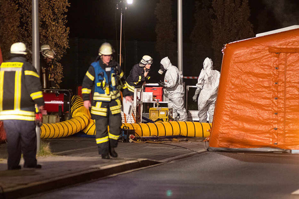 Spezialisten der Feuerwehr untersuchten den Tatort, nachdem mehrere Personen über Beschwerden klagten, nachdem sie einen Brief öffneten.