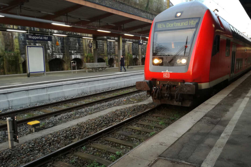 Bei der An- und Abreise nach Duisburg setzt die Deutsche Bahn zwei Sonderzüge ein (Symbolbild).