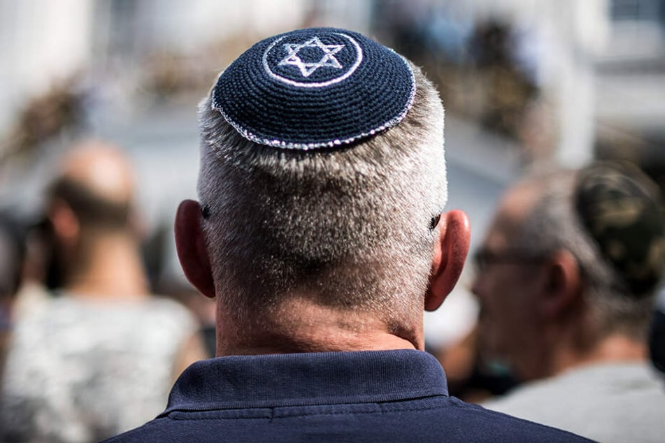 In Bonn demonstriert ein Mann mit einer Kippa auf dem Kopf. Etwa jeder dritte EU-Bürger nimmt einer Studie zufolge einen Anstieg von Antisemitismus in seinem Land wahr.