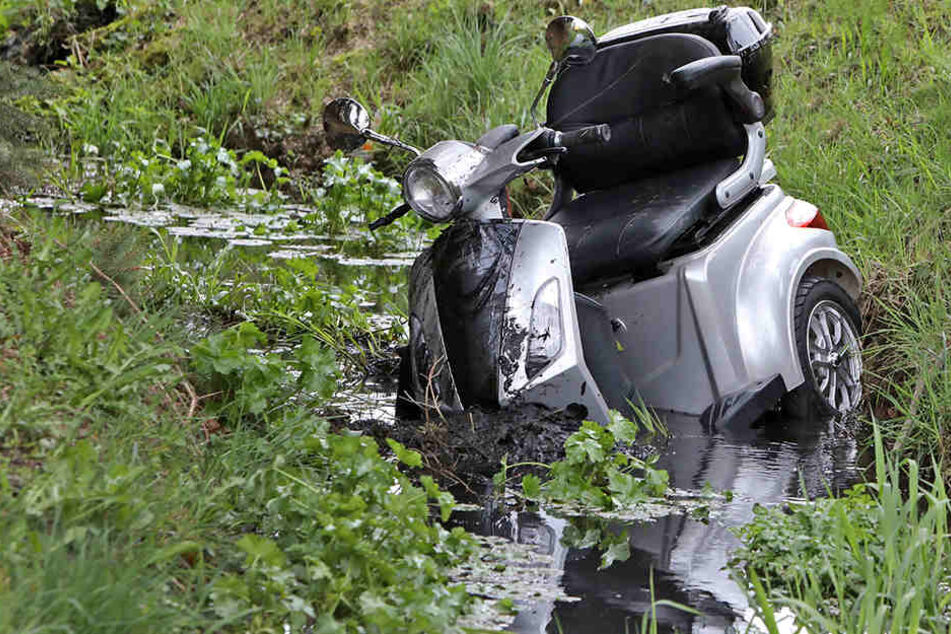 Das Dreirad versank im Schlamm und musste mit einem Seil herausgezogen werden.