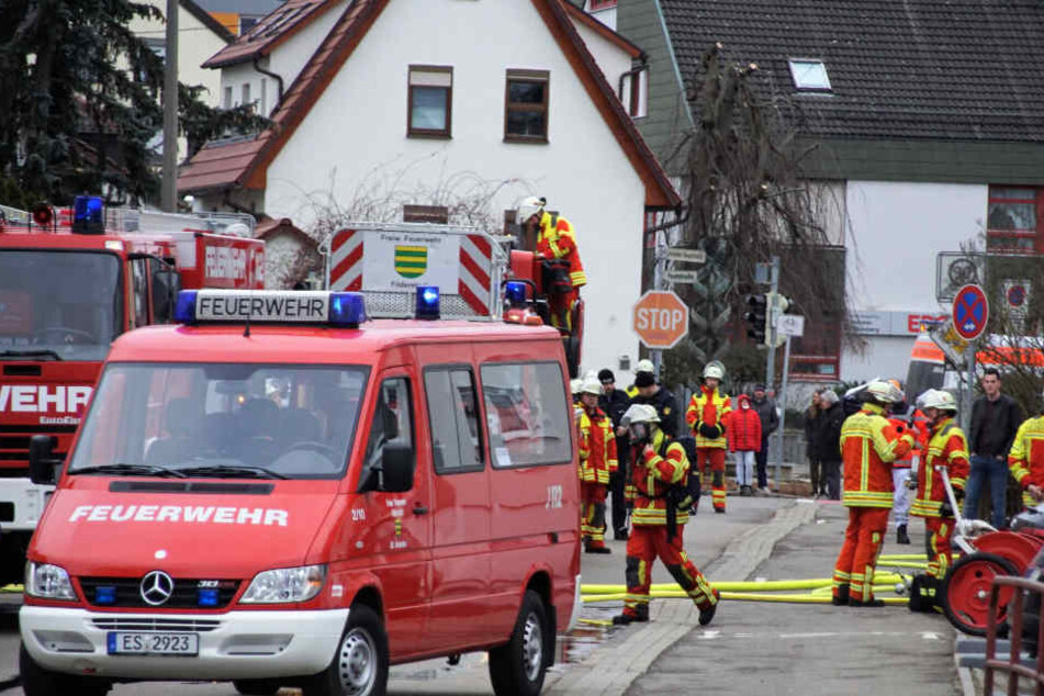Fünf Bewohner rettete die Feuerwehr aus dem brennenden Haus.