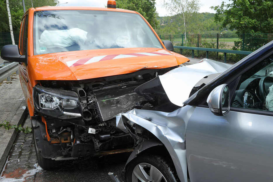 Unfall Am Wasserwerk Hosterwitz Skoda Kracht Frontal In Kleintransporter Mehrere Verletzte 24