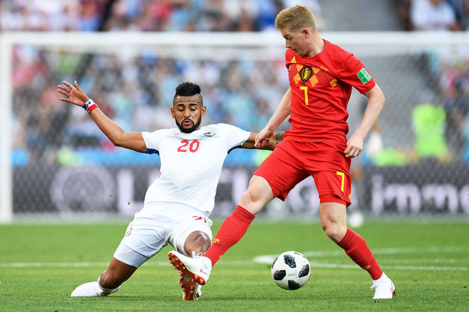 Der Belgier Kevin de Bruyne (r.) und Panamas Anibal Godoy (l.) kämpfen um den Ball.