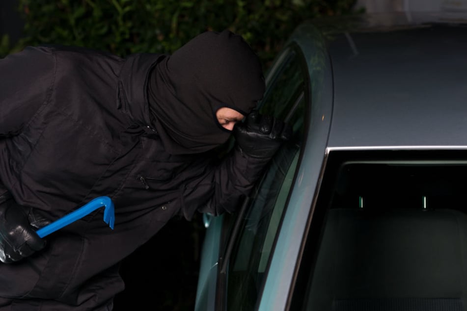 Ein Auto konnten die Diebe bereits gewaltsam öffnen. Als sie ein zweites stehlen wollten, war die Polizei vor Ort. (Symbolbild)