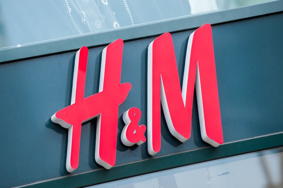 Das Logo der Bekleidungskette Hennes und Mauritz (H&M).