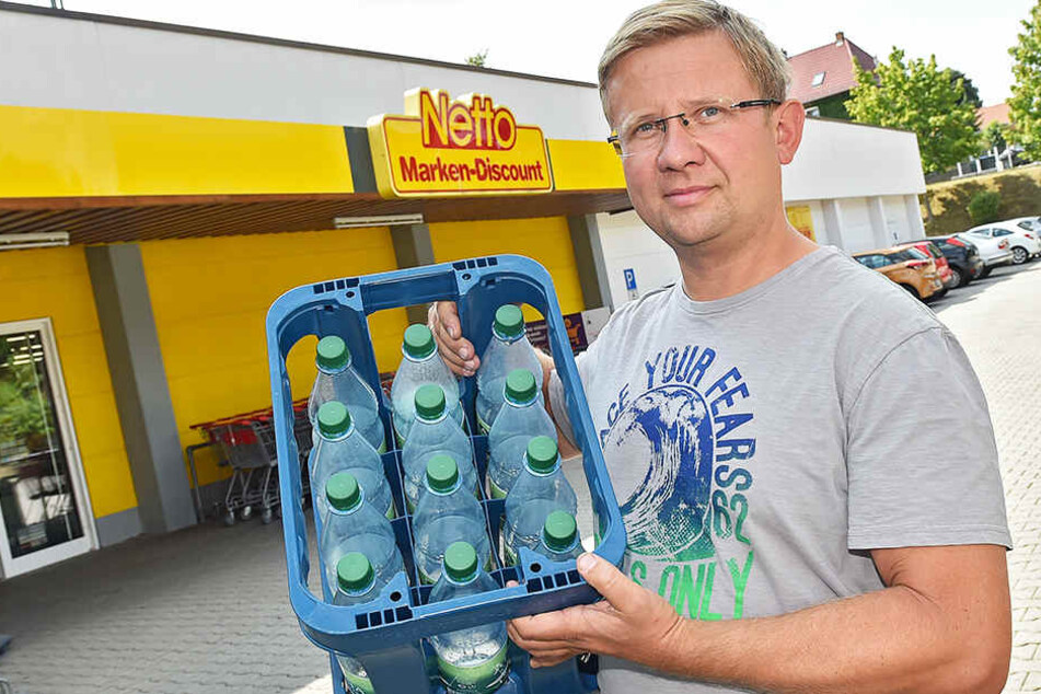 Immer wieder gibt Netto-Kunde Lars Heerklotz (42) in der Wilsdruffer Filiale Wasserkästen mit zwölf Flaschen ab. Abgerechnet werden aber weniger.