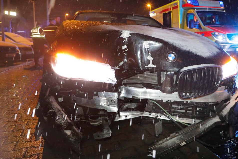 Unfall in Chemnitz: BMW kracht gegen Ampel