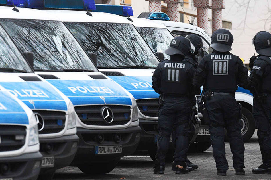 Mehrere Streifenwagen der Polizei mussten wegen einer Massenschlägerei ausrücken.