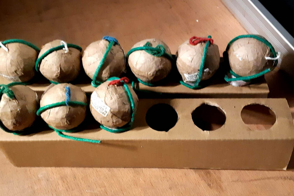 Kugelbomben in Ballform wurden sichergestellt.