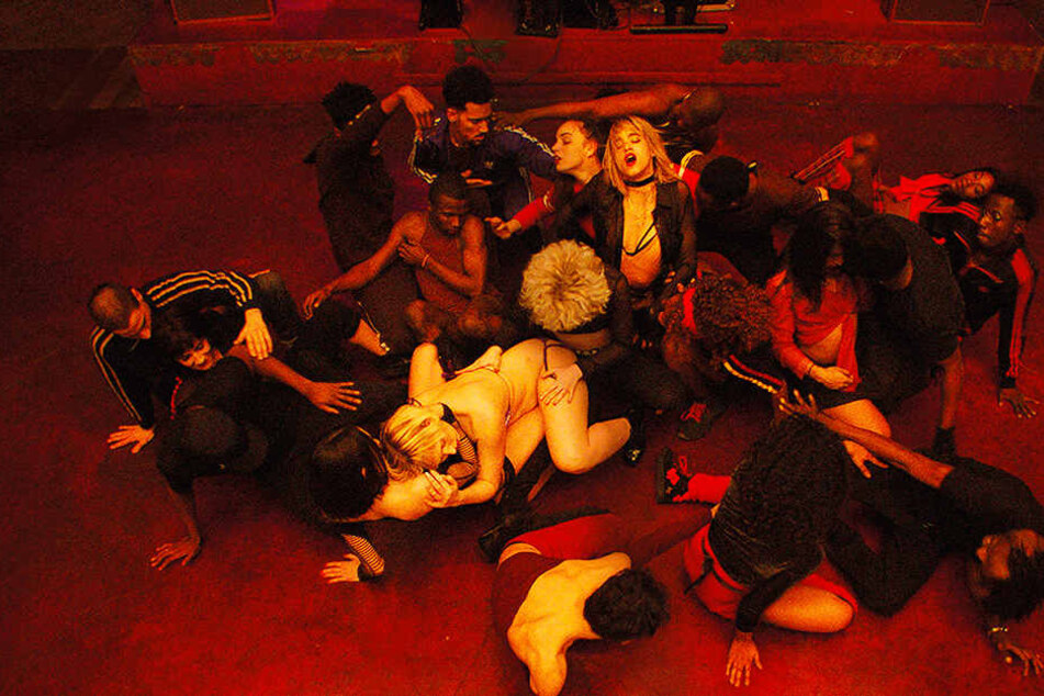 Die Tanz-Choreografie ist eine anzüglich-erotische Gruppenshow. 