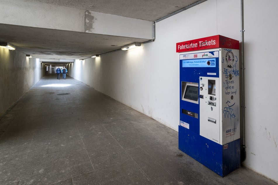 Ein solcher Ticketautomat flog am Bahnhof in Flöha in die Luft. (Archivbild)