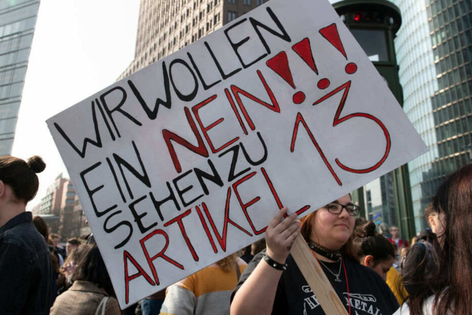 Eine Frau nimmt an der Demonstration gegen die geplante Urheberrechtsreform in Berlin teil.