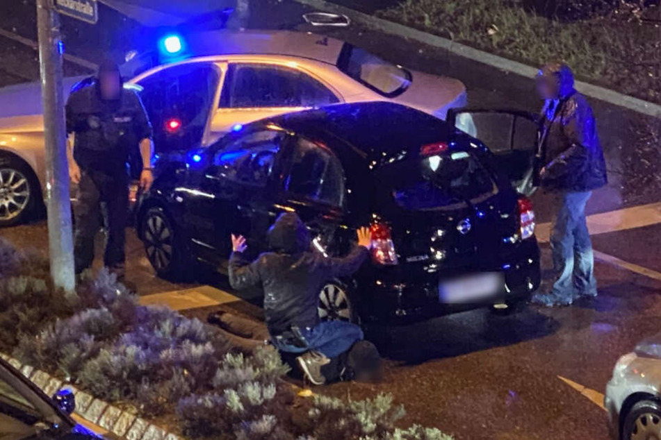 Hier wird ein Tatverdächtiger (von einem Polizisten am Boden fixiert) festgenommen.