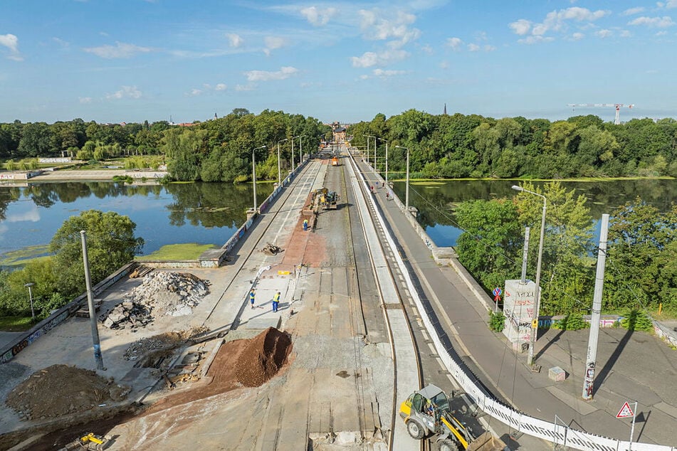 Die Zeppelinbrücke kann von den LVB bald wieder einspurig befahren werden.