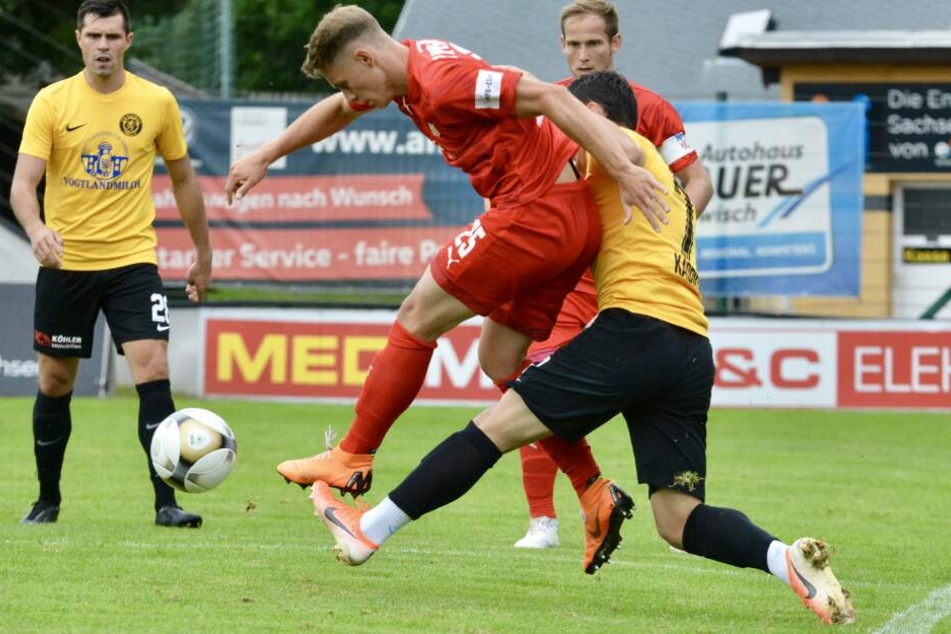 Der Auerbacher Amer Kadric im Zweikampf mit Sascha Härtel.
