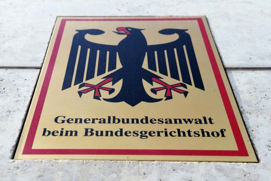 Ein Hinweisschild mit Bundesadler und dem Schriftzug "Generalbundesanwalt beim Bundesgerichtshof" ist an der Karlsruher Bundesanwaltschaft angebracht.