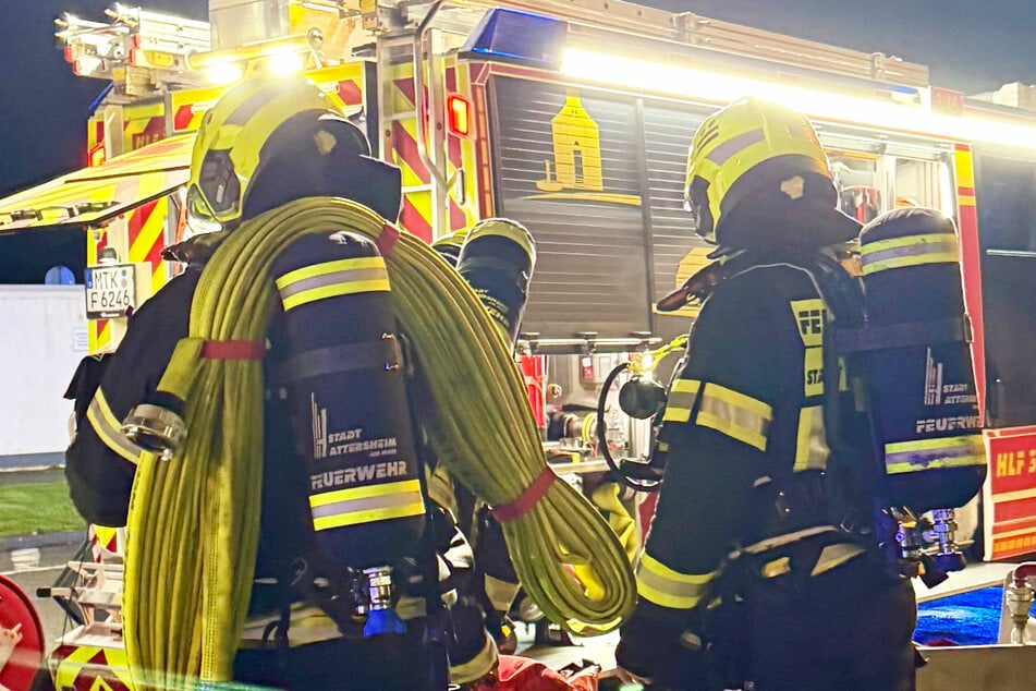 Bei einem Hochhaus-Brand im Hattersheimer Stadtteil Okriftel wurden fünf Menschen verletzt, darunter ein Feuerwehrmann.